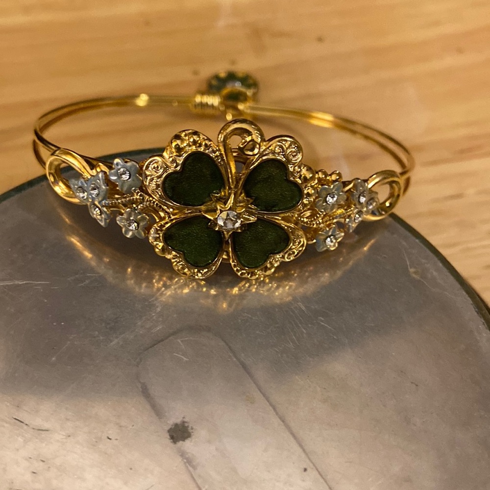 Beautiful 4 leaf clover bracelet